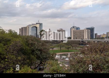 Le nouvel horizon de Nairobi. Au premier plan se trouve le parc rénové et la nouvelle autoroute Nairobi. Banque D'Images