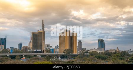 Le nouvel horizon de Nairobi. Au premier plan se trouve le parc rénové et la nouvelle autoroute Nairobi. Banque D'Images