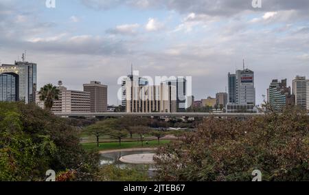 Le nouvel horizon de Nairobi. Au premier plan se trouve le parc rénové et la nouvelle autoroute Nairobi. Banque D'Images