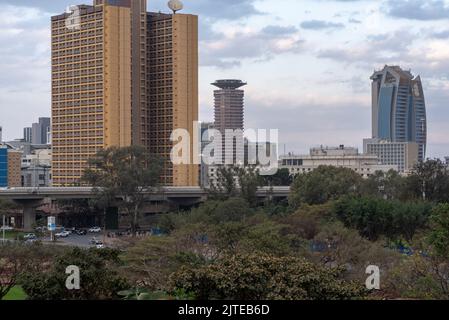 Le nouvel horizon de Nairobi. Au premier plan se trouve le parc rénové et la nouvelle autoroute Nairobi. Banque D'Images