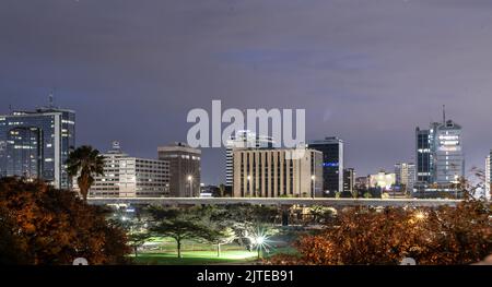 La nouvelle ville nocturne de Nairobi. Au premier plan se trouve le parc rénové et la nouvelle autoroute de Nairobi, vue de l'hôtel NBI, Serena Banque D'Images