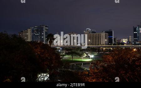 La nouvelle ville nocturne de Nairobi. Au premier plan se trouve le parc rénové et la nouvelle autoroute de Nairobi, vue de l'hôtel NBI, Serena Banque D'Images