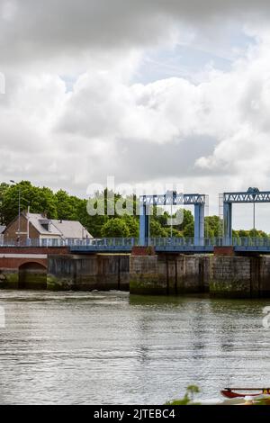 SAINT-VALERY-SUR-SOMME, FRANCE - 26th MAI 2022 : écluse sur le canal de la somme lors d'un après-midi de printemps nuageux, hauts-de-France Banque D'Images