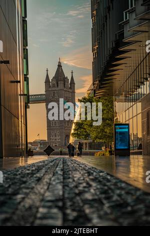 Tower Bridge vu à travers plus de London Riverside allée au lever du soleil Banque D'Images
