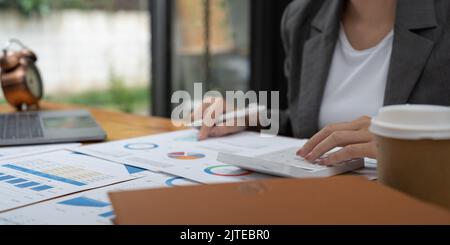 Comptable travailleur de la finance examinant les résultats de l'investissement. Faire rapport à la réunion, des idées de vérification et des résultats d'investissement Banque D'Images