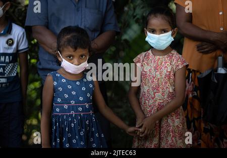 Deux petites filles se tenant les mains montrant l'innocent parmi la crise économique Sri Lanka le 30th juillet 2022 Banque D'Images