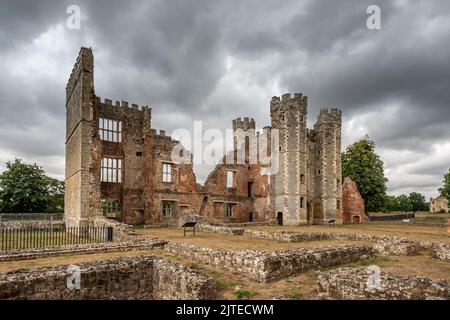 Midhurst, 22 août 2022 : les ruines du château de Cowdray Banque D'Images