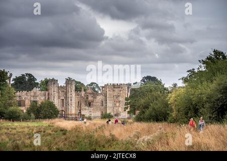 Midhurst, 22 août 2022 : les ruines du château de Cowdray Banque D'Images