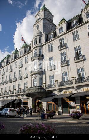 Grand Hotel, Karl Johans Gate lors d'une chaude soirée d'août, centre d'Oslo, Norvège Banque D'Images