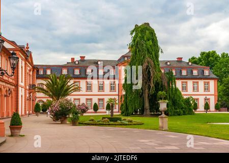 Belle vue sur les fleurs, le palmier et le hêtre pleureux en face de l'aile ouest dans le cour d'honneur du célèbre Palais Biebrich... Banque D'Images