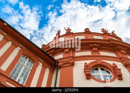 Belle vue à angle bas de la rotonde du célèbre Palais Biebrich à Wiesbaden, en Allemagne. Couronné par des statues des dieux du monde antique, le... Banque D'Images