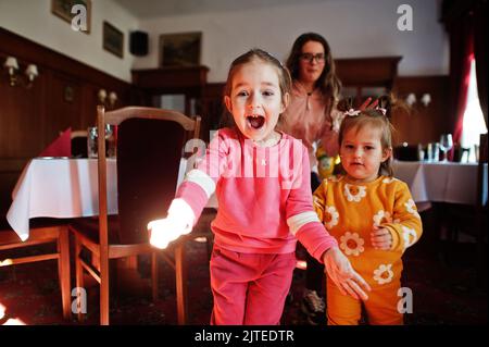 Les petites sœurs s'amusent au restaurant. Banque D'Images