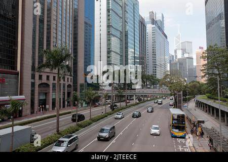 Vue sur la rue vers l'ouest, Connaught Road, Wanchai, Hong Kong, Chine Banque D'Images