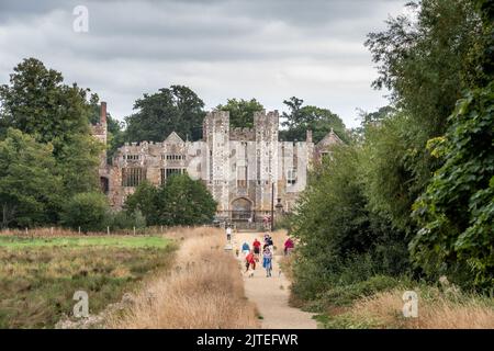 Midhurst, 22 août 2022 : les ruines du château de Cowdray Banque D'Images