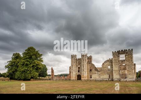 Midhurst, 22 août 2022 : les ruines du château de Cowdray Banque D'Images