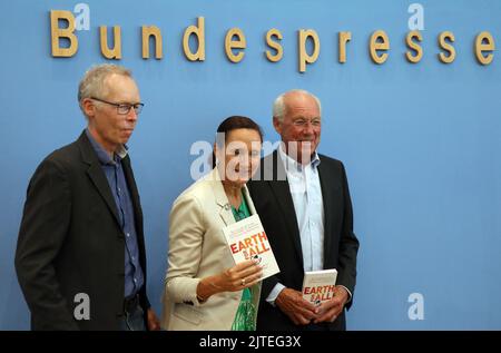 Berlin, Allemagne. 30th août 2022. Le Club de Rome, représenté par Johan Rockström (l-r), Directeur de l'Institut de recherche sur l'impact du climat de Potsdam, Sandrine Dixson-Declève, Coprésidente du Club de Rome, Et Jorgen Randers, co-auteur de «Limits to Growth», présente le nouveau rapport «Earth for All» sur les moyens concrets de sortir de la crise climatique à la Conférence de presse fédérale allemande. Credit: Wolfgang Kumm/dpa/Alay Live News Banque D'Images