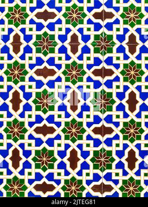 Motif ouzbek traditionnel sur carreaux de céramique sur le mur de la mosquée sans couture ancien motif floral arrière-plan abstrait. Banque D'Images