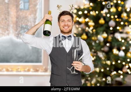 Homme avec bouteille de champagne at Christmas party Banque D'Images