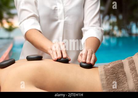 gros plan d'une femme ayant un massage aux pierres chaudes au spa Banque D'Images