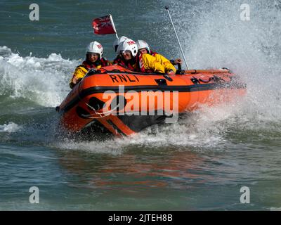 RNLI bateau de sauvetage côtier à Eastbourne pour le spectacle aérien Banque D'Images