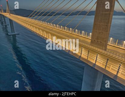 Détail aérien du pont Peljesac au crépuscule Banque D'Images