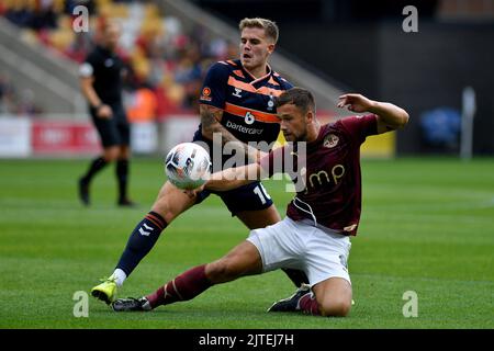 York, Royaume-Uni. 29th août 2022. Charlie Cooper d'Oldham Athletic Tussles avec Olly Dyson du York City football Club lors de l'installation de la Ligue nationale entre York City et Oldham Athletic au STADE COMMUNAUTAIRE LNER, York, le lundi 29th août 2022. (Credit: Eddie Garvey | MI News) Credit: MI News & Sport /Alay Live News Banque D'Images