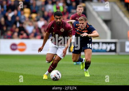 York, Royaume-Uni. 29th août 2022. Charlie Cooper d'Oldham Athletic Tussles avec Maziar Kouhyar du York City football Club lors de la réunion de la Ligue nationale entre York City et Oldham Athletic au STADE COMMUNAUTAIRE LNER, York, le lundi 29th août 2022. (Credit: Eddie Garvey | MI News) Credit: MI News & Sport /Alay Live News Banque D'Images