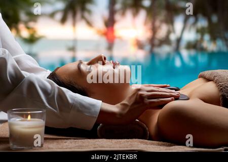gros plan d'une femme ayant un massage aux pierres chaudes au spa Banque D'Images