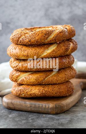 Bagel au sésame. Bagel turc sur fond sombre. Produits de boulangerie. Gros plan Banque D'Images