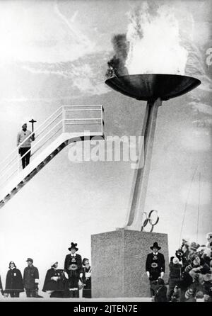 Original-Bildunterschrift: Olylische Winterspiele 1976 - Die Eröffnung der XII Olympichen Winterspiele - vom 4. bis 15. Février 1976 Frendt die Olympche Flamme à Innsbruck, Österreich 1976. Banque D'Images