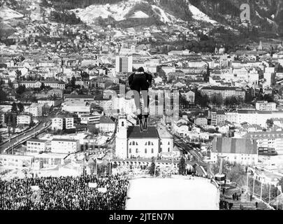 Original-Bildunterschrift: Olympiche Winterspiele 1976 - Skispringen von der Olympiaschanze am Berg Isel mit Blick auf die Wiltener Basilika à Innsbruck, Österreich 1976. Banque D'Images