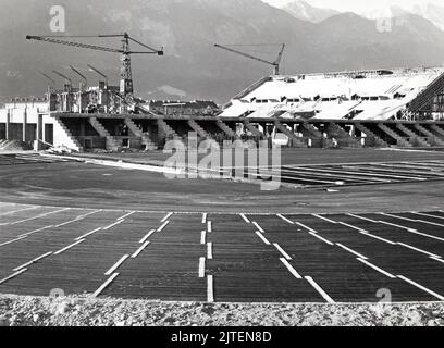 Original-Bildunterschrift: DAS Olympia-EIS-Stadion in Innsbruck erhält die größte Kunsteisbahnanlage der Welt. 108 km de Kühlrohre wurden für die Anlage benötigt, hier: Blick auf die Olympia-Eisschnell-Laufbahn im Eisstadion, im hintergrund entsteht die Eishalle, Innsbruck, Österreich 1962. Banque D'Images