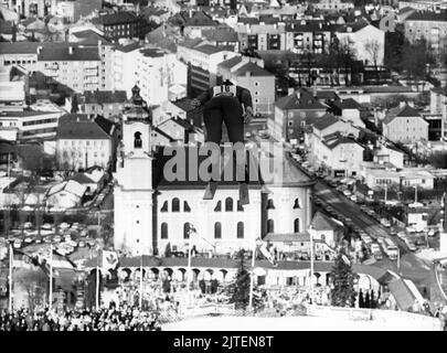 Original-Bildunterschrift: Olympiche Winterspiele 1976 - Skispringen von der Olympiaschanze am Berg Isel mit Blick auf die Wiltener Basilika à Innsbruck, Österreich 1976. Banque D'Images