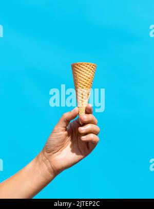 gros plan de la main tenant le cône de glace vide Banque D'Images