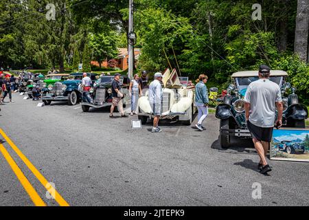 Highlands, NC - 10 juin 2022 : vue panoramique des passionnés de voitures et des voitures garées lors d'un salon de voitures local. Banque D'Images