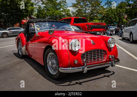 Highlands, NC - 11 juin 2022 : vue d'angle avant à faible perspective d'un cabriolet TR3 Triumph 1957 lors d'un salon de voiture local. Banque D'Images