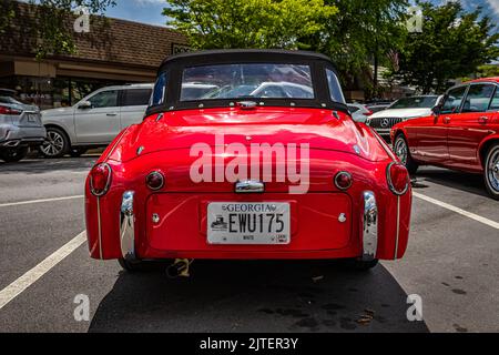 Highlands, NC - 11 juin 2022 : vue arrière en perspective basse d'un cabriolet TR3 Triumph 1957 lors d'un salon de voiture local. Banque D'Images