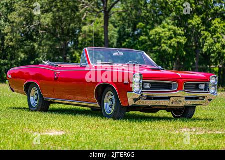 Statesboro, GA - 17 mai 2014 : vue de l'angle avant d'une faible profondeur de champ d'un cabriolet 1966 Tempest Custom Sprint 6 de Pontiac. Banque D'Images