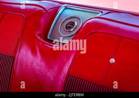 Statesboro, GA - 17 mai 2014 : le haut-parleur de siège arrière d'une Impala 1962 de Chevrolet. Banque D'Images