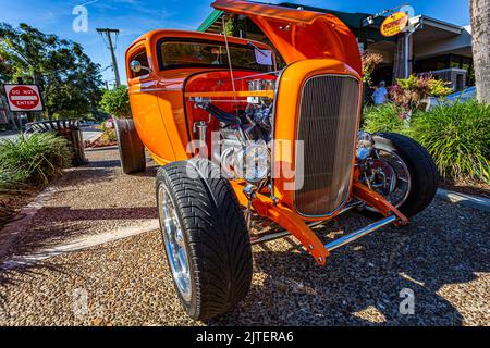 Fernandina Beach, FL - 18 octobre 2014: Vue d'angle avant large d'un Ford modèle B 3 1932 coupe Deuce à une exposition de voiture classique du centre-ville. Banque D'Images