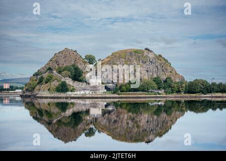 Bâtiment du château de Dumbarton sur la roche volcanique en Écosse au Royaume-Uni Banque D'Images