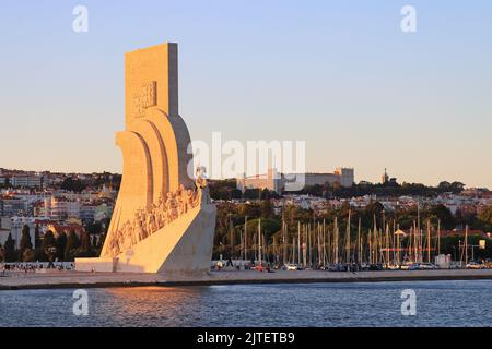 Coucher de soleil à Belém, Lisbonne, la capitale du Portugal. Padrão dos Descobrimentos, Monument aux découvertes du Tage. Banque D'Images