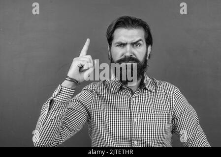 brutal non shaven guy professeur d'université au tableau de surveillance, inspiration Banque D'Images