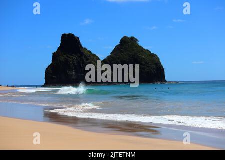 Vagues parfaites dans les eaux cristallines à côté de deux Brothers Cliff, plage de Cacimba, île de Fernando de Noronha, Brésil Banque D'Images