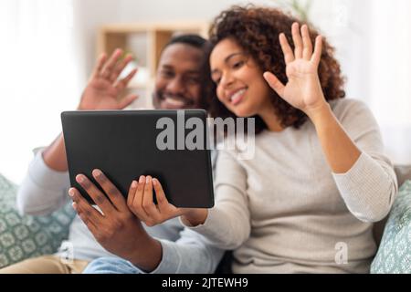 gros plan sur un couple heureux avec un tablet pc à la maison Banque D'Images