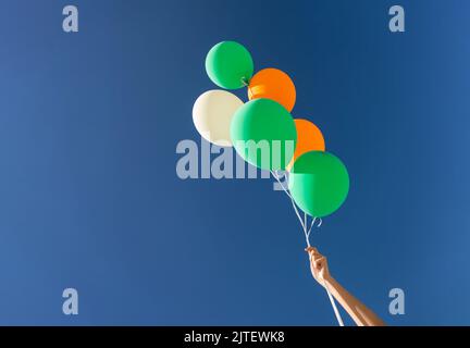 gros plan des ballons d'hélium sur le ciel bleu Banque D'Images