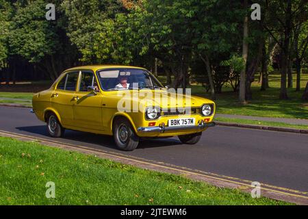 Années 1973 70 seventies jaune FORD 1098cc essence ; voitures arrivant au Stanley Park Classic car Show annuel. Stanley Park Classics Yesteryear Motor Show est organisé par Blackpool Vintage Vehicle Preservation Group, Royaume-Uni. Banque D'Images