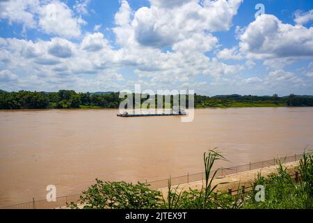 Grand bateau d'extraction de sable en plein air sur la rivière Banque D'Images