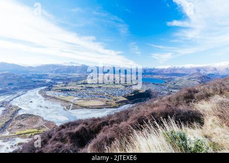 La vue sur Queenstown et le lac Hayes depuis les Remarkables lors d'une journée de printemps ensoleillée en Nouvelle-Zélande Banque D'Images