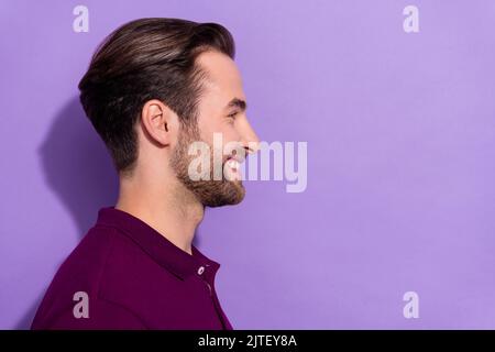 Photo de profil de funky millénaire brunet Guy look vide espace porter violet t-shirt isolé sur fond violet couleur Banque D'Images